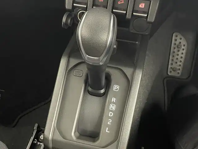 スズキ ジムニー シエラ JC 道央・札幌 2024(令6)年 0.4万km 緑 ・４WD/・寒冷地仕様/・社外メモリナビ/　BT／CD／DVD／SD／iPod／USB／フルセグ/・バックカメラ/・社外前方ドライブレコーダー/・純正ビルトインETC/・スズキセーフティサポート/・衝突軽減ブレーキ/・横滑り防止/・レーンキープアシスト/・ダウンヒルアシストコントロール/・前席シートヒーター/・純正サマー15インチAW/・純正フロアマット/・LEDヘッドライト/・オートライト/・プッシュスタート/・スマートキー/・スペアキー/・取扱説明書