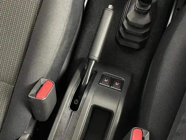 スズキ ジムニー シエラ JC 道央・札幌 2024(令6)年 0.4万km 緑 ・４WD/・寒冷地仕様/・社外メモリナビ/　BT／CD／DVD／SD／iPod／USB／フルセグ/・バックカメラ/・社外前方ドライブレコーダー/・純正ビルトインETC/・スズキセーフティサポート/・衝突軽減ブレーキ/・横滑り防止/・レーンキープアシスト/・ダウンヒルアシストコントロール/・前席シートヒーター/・純正サマー15インチAW/・純正フロアマット/・LEDヘッドライト/・オートライト/・プッシュスタート/・スマートキー/・スペアキー/・取扱説明書