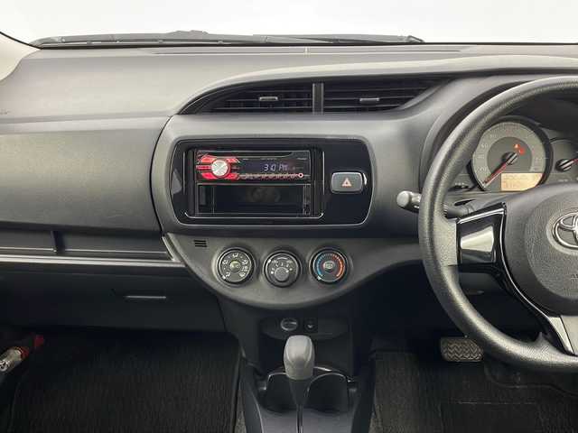 トヨタ ヴィッツ F 秋田県 2018(平30)年 5.2万km グレーメタリック 4WD/社外オーディオ [DEH-380]/(CD/AM/FM/AUX)/リモコンキー/ワイパーデアイサー/フォグランプ/電動格納ミラー/ドアバイザー/フロアマット/スペアキー/横滑り防止装置/ABS