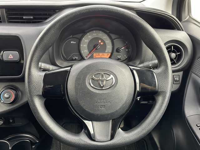 トヨタ ヴィッツ F 秋田県 2018(平30)年 5.2万km グレーメタリック 4WD/社外オーディオ [DEH-380]/(CD/AM/FM/AUX)/リモコンキー/ワイパーデアイサー/フォグランプ/電動格納ミラー/ドアバイザー/フロアマット/スペアキー/横滑り防止装置/ABS