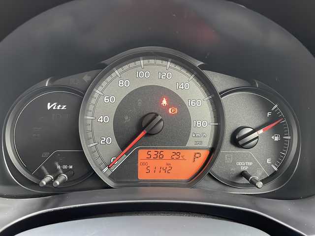 トヨタ ヴィッツ F 秋田県 2018(平30)年 5.2万km グレーメタリック 4WD/社外オーディオ [DEH-380]/(CD/AM/FM/AUX)/リモコンキー/ワイパーデアイサー/フォグランプ/電動格納ミラー/ドアバイザー/フロアマット/スペアキー/横滑り防止装置/ABS