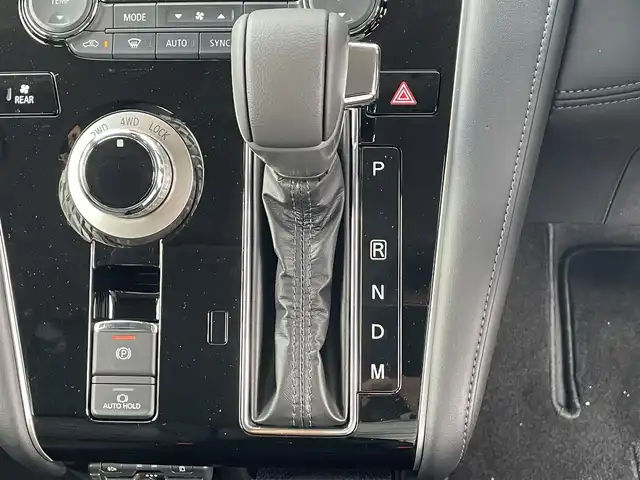 三菱 デリカＤ：５ P 福島県 2023(令5)年 0.1千km ブラックダイヤモンド 純正10.1型ナビ/【Bluetooth/CD/DVD/フルセグTV/HDMI】/マルチアラウンドモニター/ドライブレコーダー（SDなし）/ETC/電動サイドステップ/シートヒーター/ハンドルヒーター/e-アシスト/・衝突被害軽減ブレーキシステム/・車線逸脱警報システム/・レーダークルーズコントロールシステム/・オートマチックハイビーム/・誤発進抑制機能/・後側方車両検知警報システム/・後退時交差車両検知警報システム/両側パワースライドドア/革調シートカバー/LEDライト/パドルシフト/オートホールド/電動パーキングブレーキ/スマートキー