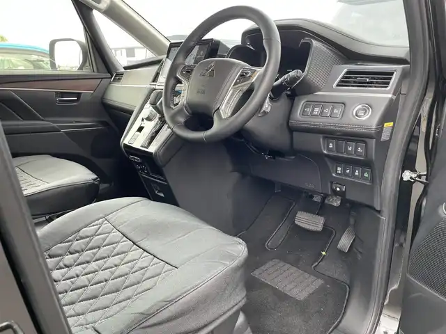 三菱 デリカＤ：５ P 福島県 2023(令5)年 0.1千km ブラックダイヤモンド 純正10.1型ナビ/【Bluetooth/CD/DVD/フルセグTV/HDMI】/マルチアラウンドモニター/ドライブレコーダー（SDなし）/ETC/電動サイドステップ/シートヒーター/ハンドルヒーター/e-アシスト/・衝突被害軽減ブレーキシステム/・車線逸脱警報システム/・レーダークルーズコントロールシステム/・オートマチックハイビーム/・誤発進抑制機能/・後側方車両検知警報システム/・後退時交差車両検知警報システム/両側パワースライドドア/革調シートカバー/LEDライト/パドルシフト/オートホールド/電動パーキングブレーキ/スマートキー