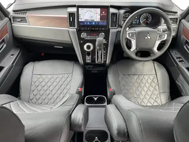 三菱 デリカＤ：５ P 福島県 2023(令5)年 0.1千km ブラックダイヤモンド 純正10.1型ナビ/【Bluetooth/CD/DVD/フルセグTV/HDMI】/マルチアラウンドモニター/ドライブレコーダー（SDなし）/ETC/電動サイドステップ/シートヒーター/ハンドルヒーター/e-アシスト/・衝突被害軽減ブレーキシステム/・車線逸脱警報システム/・レーダークルーズコントロールシステム/・オートマチックハイビーム/・誤発進抑制機能/・後側方車両検知警報システム/・後退時交差車両検知警報システム/両側パワースライドドア/革調シートカバー/LEDライト/パドルシフト/オートホールド/電動パーキングブレーキ/スマートキー