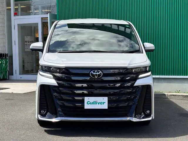 トヨタ ヴェルファイア Z プレミア 宮城県 2024(令6)年 0.9万km プラチナホワイトパールマイカ デジタルインナーミラー/ユニバーサルステップ/＝＝＝/左右独立ムーンルーフ/トヨタチームメイト/・アドバンストパーク/・パーキングサポートブレーキ（周辺静止物）/・アドバンストドライブ/・緊急時操舵支援/・フロントクロストラフィックアラート/・レーンチェンジアシスト/・ドライバーモニターカメラ/セーフティセンス/・プリクラッシュセーフティ/・レーントレーシングアシスト/・全車速追従機能付レーダークルーズコントロール/・アダプティブハイビームシステム/・ロードサインアシスト/・ドライバー異常時対応システム/・プロアクティブドライビングアシスト/・発進遅れ告知機能/BSM/パーキングサポートブレーキ/13インチフリップダウンモニター/14インチディスプレイオーディオ/・車載ナビ/・地デジTV/・USB/HDMI/・ETC2.0/床下透過表示機能付パノラミックビューモニター/ヘッドアップディスプレイ/両側パワースライドドア/パワーバックドア/本革シート/シートヒーター/ベンチレーション/ステアヒーター