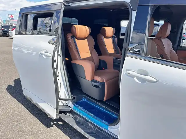 トヨタ ヴェルファイア Z プレミア 宮城県 2024(令6)年 0.9万km プラチナホワイトパールマイカ デジタルインナーミラー/ユニバーサルステップ/＝＝＝/左右独立ムーンルーフ/トヨタチームメイト/・アドバンストパーク/・パーキングサポートブレーキ（周辺静止物）/・アドバンストドライブ/・緊急時操舵支援/・フロントクロストラフィックアラート/・レーンチェンジアシスト/・ドライバーモニターカメラ/セーフティセンス/・プリクラッシュセーフティ/・レーントレーシングアシスト/・全車速追従機能付レーダークルーズコントロール/・アダプティブハイビームシステム/・ロードサインアシスト/・ドライバー異常時対応システム/・プロアクティブドライビングアシスト/・発進遅れ告知機能/BSM/パーキングサポートブレーキ/13インチフリップダウンモニター/14インチディスプレイオーディオ/・車載ナビ/・地デジTV/・USB/HDMI/・ETC2.0/床下透過表示機能付パノラミックビューモニター/ヘッドアップディスプレイ/両側パワースライドドア/パワーバックドア/本革シート/シートヒーター/ベンチレーション/ステアヒーター