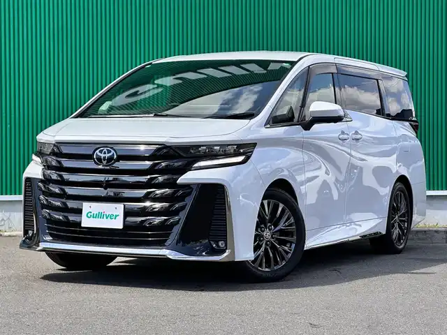 トヨタ ヴェルファイア Z プレミア 宮城県 2024(令6)年 0.9万km プラチナホワイトパールマイカ デジタルインナーミラー/ユニバーサルステップ/＝＝＝/左右独立ムーンルーフ/トヨタチームメイト/・アドバンストパーク/・パーキングサポートブレーキ（周辺静止物）/・アドバンストドライブ/・緊急時操舵支援/・フロントクロストラフィックアラート/・レーンチェンジアシスト/・ドライバーモニターカメラ/セーフティセンス/・プリクラッシュセーフティ/・レーントレーシングアシスト/・全車速追従機能付レーダークルーズコントロール/・アダプティブハイビームシステム/・ロードサインアシスト/・ドライバー異常時対応システム/・プロアクティブドライビングアシスト/・発進遅れ告知機能/BSM/パーキングサポートブレーキ/13インチフリップダウンモニター/14インチディスプレイオーディオ/・車載ナビ/・地デジTV/・USB/HDMI/・ETC2.0/床下透過表示機能付パノラミックビューモニター/ヘッドアップディスプレイ/両側パワースライドドア/パワーバックドア/本革シート/シートヒーター/ベンチレーション/ステアヒーター
