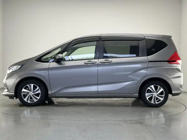 ホンダ フリード ハイブリット G ホンダセンシング 愛知県 2021(令3)年 5.5万km スーパープラチナグレーメタリック 社外８型ナビ　社外後席モニター　禁煙　黒ハーフレザー　ＨＤＭＩ　両側パワスラ　ＥＴＣ　シートヒーター　ホンダセンシング　衝突軽減　追従クルコン　フルセグＴＶ　カープレイ　ＤＶＤ　ＬＥＤオートライト
