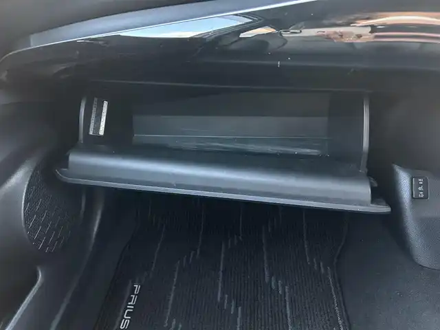 トヨタ プリウス A ツーリングセレクション 宮城県 2016(平28)年 10万km エモーショナルレッド セーフティセンスP/・プリクラッシュセーフティ/・レーダークルーズコントロール/・レーンディパーチャーアラート/・オートマチックハイビーム/ブラインドスポットモニター/インテリジェントクリアランスソナー/シンプルインテリジェントパーキングアシスト/ヘッドアップディスプレイ/純正ナビ（NSZN-W64T）/・CD/DVD/・Bluetooth/・フルセグTV/バックカメラ/ETC/ドライブレコーダー/合皮シート/シートヒーター/革巻きステアリング/ステアリングスイッチ/LEDヘッドランプ/フォグランプ/オートライト/スマートキー＆プッシュスタート/電動格納ミラー/純正17インチAW/純正フロアマット/純正ドアバイザー/トノカバー/W/サイド/カーテンエアバッグ