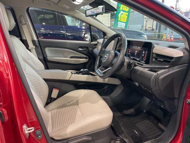 日産 オーラ G レザーエディション 神奈川県 2022(令4)年 3万km ガーネットレッド/スーパーブラック 2トーン ワンオーナー/純正ディーラーナビ(CD/DVD/SD/USB/BT/フルセグTV)/全方位カメラ/エマージェンシーブレーキ/車線逸脱警報/後側方衝突防止/ブラインドスポットモニター/クリアランスソナー/オートハイビーム/白レザーシート/D/N席シートヒーター/ステアリングヒーター/ビルトインETC/前方ドライブレコーダー/デジタルインナーミラー/オートライト/フォグランプ/純正フロアマット/純正ドアバイザー/ISOFIX/スペアキー×1/保証書/取扱説明書