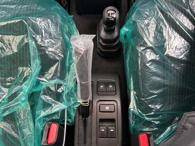 スズキ ジムニー ノマド FC 岐阜県 2025(令7)年 0.1千km アークティックホワイトパール 登録時走行距離２５ｋｍ/レーダークルーズコントロール/ダウンアシスト/シートヒーター/コーナーセンサー/オートライト/レーンキープアシスト/純正アルミホイール/衝突軽減システム/ミラーヒーター/電動格納ミラー/４ＷＤ/プッシュボタン/横滑り防止装置