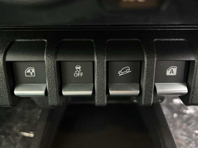 スズキ ジムニー ノマド FC 岐阜県 2025(令7)年 0.1千km アークティックホワイトパール 登録時走行距離２５ｋｍ/レーダークルーズコントロール/ダウンアシスト/シートヒーター/コーナーセンサー/オートライト/レーンキープアシスト/純正アルミホイール/衝突軽減システム/ミラーヒーター/電動格納ミラー/４ＷＤ/プッシュボタン/横滑り防止装置