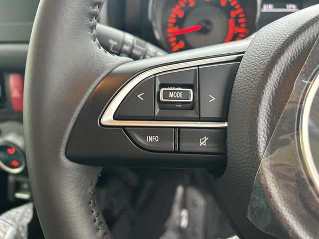 スズキ ジムニー ノマド FC 岐阜県 2025(令7)年 0.1千km アークティックホワイトパール 登録時走行距離２５ｋｍ/レーダークルーズコントロール/ダウンアシスト/シートヒーター/コーナーセンサー/オートライト/レーンキープアシスト/純正アルミホイール/衝突軽減システム/ミラーヒーター/電動格納ミラー/４ＷＤ/プッシュボタン/横滑り防止装置