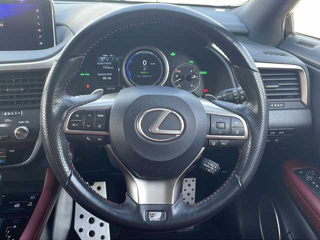 レクサス ＲＸ 450h Fスポーツ 三重県 2017(平29)年 5.6万km ホワイトノーヴァガラスフレーク メーカーオプション/・マークレビンソンプレミアムサラウンドサウンドシステム/・ムーンルーフ/・パノラミックビューモニター/・ブラインドスポットモニター/・クリアランスソナー/・リアクロストラフィックアラート/・リアクロストラフィックオートブレーキ/・後席電動格納シート/・後席シートヒーター/セーフティシステムプラス/・プリクラッシュセーフティシステム/・レーンキーピングアシスト/・オートマチックハイビーム/・レーダークルーズコントロール/TRDエアロ/TRDマフラー/純正12.3型SDナビ/フルセグTV/【CD/DVD/BD/SD/Bluetooth/USB/AUX】/ビルトインETC2.0/パドルシフト/ステアリングヒーター/ヘッドアップディスプレイ/AC100V電源/レザーシート/D/N席シートベンチレーション/全席シートヒーター/全席パワーシート/パワーバックドア/オートライト/角型三眼LEDヘッドランプ/LEDシーケンシャルターンランプ/LEDフロントフォグランプ/235/55R20インチ純正AW/【社外AW/スタッドレスタイヤ積込】/プッシュスタート/スマートキー/スペアキー/純正フロアマット
