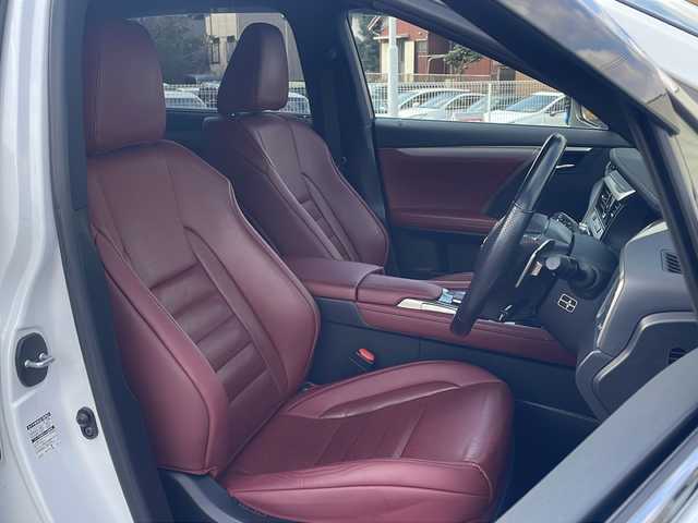 レクサス ＲＸ 450h Fスポーツ 三重県 2017(平29)年 5.6万km ホワイトノーヴァガラスフレーク メーカーオプション/・マークレビンソンプレミアムサラウンドサウンドシステム/・ムーンルーフ/・パノラミックビューモニター/・ブラインドスポットモニター/・クリアランスソナー/・リアクロストラフィックアラート/・リアクロストラフィックオートブレーキ/・後席電動格納シート/・後席シートヒーター/セーフティシステムプラス/・プリクラッシュセーフティシステム/・レーンキーピングアシスト/・オートマチックハイビーム/・レーダークルーズコントロール/TRDエアロ/TRDマフラー/純正12.3型SDナビ/フルセグTV/【CD/DVD/BD/SD/Bluetooth/USB/AUX】/ビルトインETC2.0/パドルシフト/ステアリングヒーター/ヘッドアップディスプレイ/AC100V電源/レザーシート/D/N席シートベンチレーション/全席シートヒーター/全席パワーシート/パワーバックドア/オートライト/角型三眼LEDヘッドランプ/LEDシーケンシャルターンランプ/LEDフロントフォグランプ/235/55R20インチ純正AW/【社外AW/スタッドレスタイヤ積込】/プッシュスタート/スマートキー/スペアキー/純正フロアマット