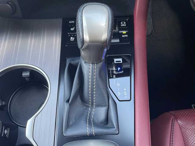 レクサス ＲＸ 450h Fスポーツ 三重県 2017(平29)年 5.6万km ホワイトノーヴァガラスフレーク メーカーオプション/・マークレビンソンプレミアムサラウンドサウンドシステム/・ムーンルーフ/・パノラミックビューモニター/・ブラインドスポットモニター/・クリアランスソナー/・リアクロストラフィックアラート/・リアクロストラフィックオートブレーキ/・後席電動格納シート/・後席シートヒーター/セーフティシステムプラス/・プリクラッシュセーフティシステム/・レーンキーピングアシスト/・オートマチックハイビーム/・レーダークルーズコントロール/TRDエアロ/TRDマフラー/純正12.3型SDナビ/フルセグTV/【CD/DVD/BD/SD/Bluetooth/USB/AUX】/ビルトインETC2.0/パドルシフト/ステアリングヒーター/ヘッドアップディスプレイ/AC100V電源/レザーシート/D/N席シートベンチレーション/全席シートヒーター/全席パワーシート/パワーバックドア/オートライト/角型三眼LEDヘッドランプ/LEDシーケンシャルターンランプ/LEDフロントフォグランプ/235/55R20インチ純正AW/【社外AW/スタッドレスタイヤ積込】/プッシュスタート/スマートキー/スペアキー/純正フロアマット