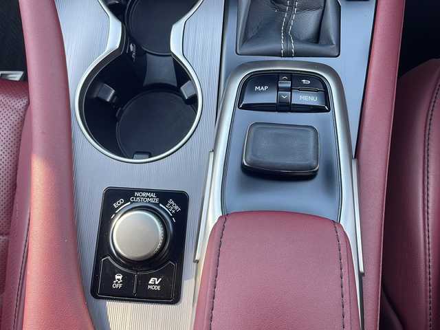 レクサス ＲＸ 450h Fスポーツ 三重県 2017(平29)年 5.6万km ホワイトノーヴァガラスフレーク メーカーオプション/・マークレビンソンプレミアムサラウンドサウンドシステム/・ムーンルーフ/・パノラミックビューモニター/・ブラインドスポットモニター/・クリアランスソナー/・リアクロストラフィックアラート/・リアクロストラフィックオートブレーキ/・後席電動格納シート/・後席シートヒーター/セーフティシステムプラス/・プリクラッシュセーフティシステム/・レーンキーピングアシスト/・オートマチックハイビーム/・レーダークルーズコントロール/TRDエアロ/TRDマフラー/純正12.3型SDナビ/フルセグTV/【CD/DVD/BD/SD/Bluetooth/USB/AUX】/ビルトインETC2.0/パドルシフト/ステアリングヒーター/ヘッドアップディスプレイ/AC100V電源/レザーシート/D/N席シートベンチレーション/全席シートヒーター/全席パワーシート/パワーバックドア/オートライト/角型三眼LEDヘッドランプ/LEDシーケンシャルターンランプ/LEDフロントフォグランプ/235/55R20インチ純正AW/【社外AW/スタッドレスタイヤ積込】/プッシュスタート/スマートキー/スペアキー/純正フロアマット