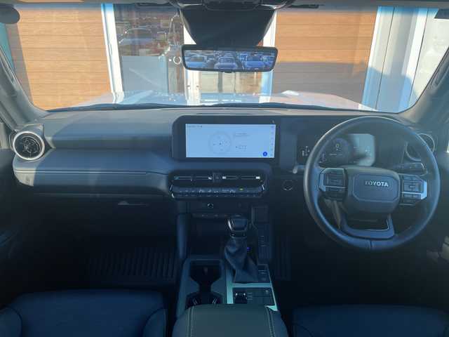 トヨタ ランドクルーザー ２５０ VX 宮崎県 2024(令6)年 1.2万km プラチナホワイトパールマイカ 純正12.3インチディスプレイオーディオ/（フルセグ/BT/HDMI/Miracast）/パノラミックビューモニター/デジタルインナーミラー/ETC2．0/サンルーフ/トヨタセーフティセンス/ブラインドスポットモニター/レーンキープアシスト/クリアランスソナー/レーダークルーズコントロール/前席シートヒーター/エアシート/運転席パワーシート/LEDヘットライト/フォグライト/純正18インチアルミホイール/プッシュエンジンスタート/スマートキー/フロアマット