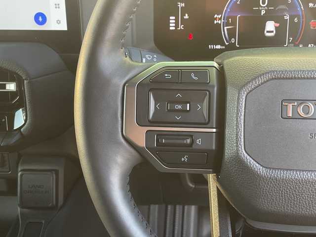 トヨタ ランドクルーザー ２５０ VX 宮崎県 2024(令6)年 1.2万km プラチナホワイトパールマイカ 純正12.3インチディスプレイオーディオ/（フルセグ/BT/HDMI/Miracast）/パノラミックビューモニター/デジタルインナーミラー/ETC2．0/サンルーフ/トヨタセーフティセンス/ブラインドスポットモニター/レーンキープアシスト/クリアランスソナー/レーダークルーズコントロール/前席シートヒーター/エアシート/運転席パワーシート/LEDヘットライト/フォグライト/純正18インチアルミホイール/プッシュエンジンスタート/スマートキー/フロアマット