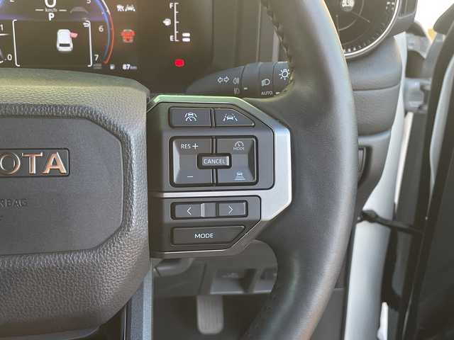 トヨタ ランドクルーザー ２５０ VX 宮崎県 2024(令6)年 1.2万km プラチナホワイトパールマイカ 純正12.3インチディスプレイオーディオ/（フルセグ/BT/HDMI/Miracast）/パノラミックビューモニター/デジタルインナーミラー/ETC2．0/サンルーフ/トヨタセーフティセンス/ブラインドスポットモニター/レーンキープアシスト/クリアランスソナー/レーダークルーズコントロール/前席シートヒーター/エアシート/運転席パワーシート/LEDヘットライト/フォグライト/純正18インチアルミホイール/プッシュエンジンスタート/スマートキー/フロアマット