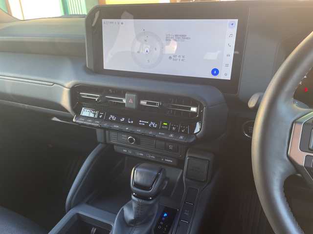 トヨタ ランドクルーザー ２５０ VX 宮崎県 2024(令6)年 1.2万km プラチナホワイトパールマイカ 純正12.3インチディスプレイオーディオ/（フルセグ/BT/HDMI/Miracast）/パノラミックビューモニター/デジタルインナーミラー/ETC2．0/サンルーフ/トヨタセーフティセンス/ブラインドスポットモニター/レーンキープアシスト/クリアランスソナー/レーダークルーズコントロール/前席シートヒーター/エアシート/運転席パワーシート/LEDヘットライト/フォグライト/純正18インチアルミホイール/プッシュエンジンスタート/スマートキー/フロアマット