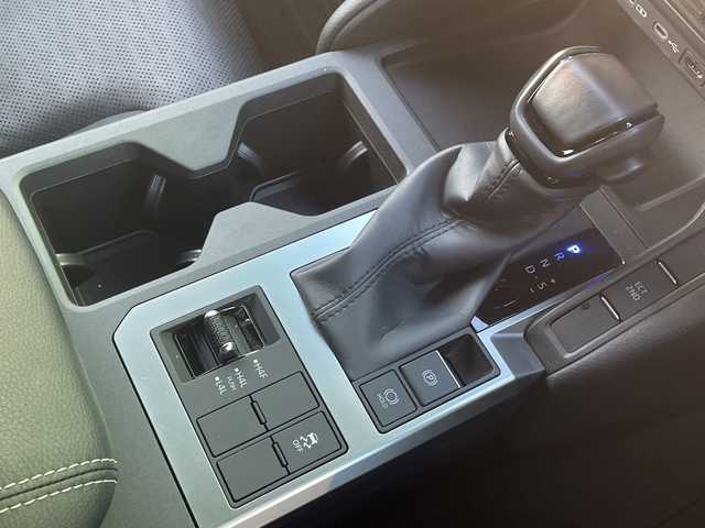 トヨタ ランドクルーザー ２５０ VX 宮崎県 2024(令6)年 1.2万km プラチナホワイトパールマイカ 純正12.3インチディスプレイオーディオ/（フルセグ/BT/HDMI/Miracast）/パノラミックビューモニター/デジタルインナーミラー/ETC2．0/サンルーフ/トヨタセーフティセンス/ブラインドスポットモニター/レーンキープアシスト/クリアランスソナー/レーダークルーズコントロール/前席シートヒーター/エアシート/運転席パワーシート/LEDヘットライト/フォグライト/純正18インチアルミホイール/プッシュエンジンスタート/スマートキー/フロアマット