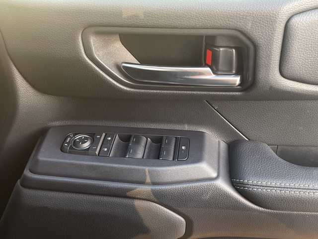 トヨタ ランドクルーザー ２５０ VX 宮崎県 2024(令6)年 1.2万km プラチナホワイトパールマイカ 純正12.3インチディスプレイオーディオ/（フルセグ/BT/HDMI/Miracast）/パノラミックビューモニター/デジタルインナーミラー/ETC2．0/サンルーフ/トヨタセーフティセンス/ブラインドスポットモニター/レーンキープアシスト/クリアランスソナー/レーダークルーズコントロール/前席シートヒーター/エアシート/運転席パワーシート/LEDヘットライト/フォグライト/純正18インチアルミホイール/プッシュエンジンスタート/スマートキー/フロアマット