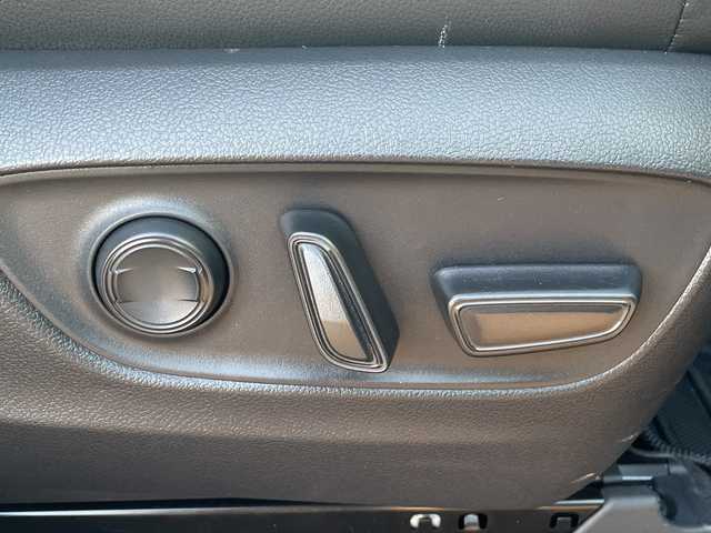 トヨタ ランドクルーザー ２５０ VX 宮崎県 2024(令6)年 1.2万km プラチナホワイトパールマイカ 純正12.3インチディスプレイオーディオ/（フルセグ/BT/HDMI/Miracast）/パノラミックビューモニター/デジタルインナーミラー/ETC2．0/サンルーフ/トヨタセーフティセンス/ブラインドスポットモニター/レーンキープアシスト/クリアランスソナー/レーダークルーズコントロール/前席シートヒーター/エアシート/運転席パワーシート/LEDヘットライト/フォグライト/純正18インチアルミホイール/プッシュエンジンスタート/スマートキー/フロアマット