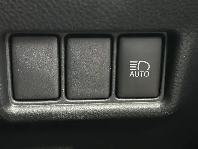 トヨタ Ｃ－ＨＲ G 愛知県 2020(令2)年 3.6万km ホワイトパールクリスタルシャイン 純正8型ディスプレイオーディオ/（Bluetooth/USB）/バックカメラ/トヨタセーフティセンス/・プリクラッシュセーフティ/・オートマチックハイビーム/・ロードサインアシスト/・レーダークルーズコントロール/・レーンディパーチャーアラート/・先行車発進告知/ブラインドスポットモニター/クリアランスソナー/純正ビルトインETC/前後ドライブレコーダー【ZDR-015】/ハーフレザーシート/前席シートヒーター/純正18インチアルミホイール/スマートキー/スペアキー有/LEDヘッドライト/フォグライト/オートライト/電子パーキング/オートブレーキホールド/革巻きステアリング/ステアリングスイッチ/電動格納ミラー/純正フロアマット