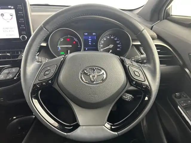 トヨタ Ｃ－ＨＲ G 愛知県 2020(令2)年 3.6万km ホワイトパールクリスタルシャイン 純正8型ディスプレイオーディオ/（Bluetooth/USB）/バックカメラ/トヨタセーフティセンス/・プリクラッシュセーフティ/・オートマチックハイビーム/・ロードサインアシスト/・レーダークルーズコントロール/・レーンディパーチャーアラート/・先行車発進告知/ブラインドスポットモニター/クリアランスソナー/純正ビルトインETC/前後ドライブレコーダー【ZDR-015】/ハーフレザーシート/前席シートヒーター/純正18インチアルミホイール/スマートキー/スペアキー有/LEDヘッドライト/フォグライト/オートライト/電子パーキング/オートブレーキホールド/革巻きステアリング/ステアリングスイッチ/電動格納ミラー/純正フロアマット