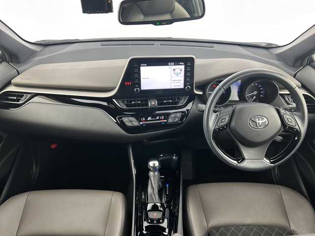 トヨタ Ｃ－ＨＲ G 愛知県 2020(令2)年 3.6万km ホワイトパールクリスタルシャイン 純正8型ディスプレイオーディオ/（Bluetooth/USB）/バックカメラ/トヨタセーフティセンス/・プリクラッシュセーフティ/・オートマチックハイビーム/・ロードサインアシスト/・レーダークルーズコントロール/・レーンディパーチャーアラート/・先行車発進告知/ブラインドスポットモニター/クリアランスソナー/純正ビルトインETC/前後ドライブレコーダー【ZDR-015】/ハーフレザーシート/前席シートヒーター/純正18インチアルミホイール/スマートキー/スペアキー有/LEDヘッドライト/フォグライト/オートライト/電子パーキング/オートブレーキホールド/革巻きステアリング/ステアリングスイッチ/電動格納ミラー/純正フロアマット