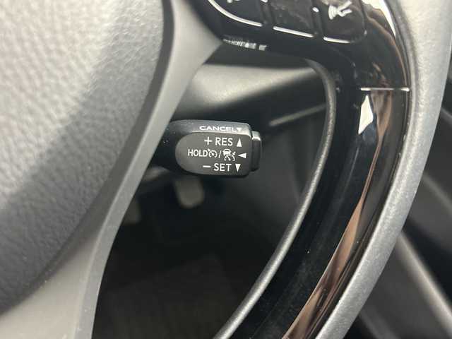 トヨタ Ｃ－ＨＲ G 愛知県 2020(令2)年 3.6万km ホワイトパールクリスタルシャイン 純正8型ディスプレイオーディオ/（Bluetooth/USB）/バックカメラ/トヨタセーフティセンス/・プリクラッシュセーフティ/・オートマチックハイビーム/・ロードサインアシスト/・レーダークルーズコントロール/・レーンディパーチャーアラート/・先行車発進告知/ブラインドスポットモニター/クリアランスソナー/純正ビルトインETC/前後ドライブレコーダー【ZDR-015】/ハーフレザーシート/前席シートヒーター/純正18インチアルミホイール/スマートキー/スペアキー有/LEDヘッドライト/フォグライト/オートライト/電子パーキング/オートブレーキホールド/革巻きステアリング/ステアリングスイッチ/電動格納ミラー/純正フロアマット