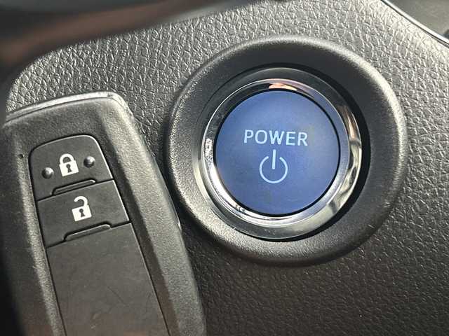 トヨタ Ｃ－ＨＲ G 愛知県 2020(令2)年 3.6万km ホワイトパールクリスタルシャイン 純正8型ディスプレイオーディオ/（Bluetooth/USB）/バックカメラ/トヨタセーフティセンス/・プリクラッシュセーフティ/・オートマチックハイビーム/・ロードサインアシスト/・レーダークルーズコントロール/・レーンディパーチャーアラート/・先行車発進告知/ブラインドスポットモニター/クリアランスソナー/純正ビルトインETC/前後ドライブレコーダー【ZDR-015】/ハーフレザーシート/前席シートヒーター/純正18インチアルミホイール/スマートキー/スペアキー有/LEDヘッドライト/フォグライト/オートライト/電子パーキング/オートブレーキホールド/革巻きステアリング/ステアリングスイッチ/電動格納ミラー/純正フロアマット