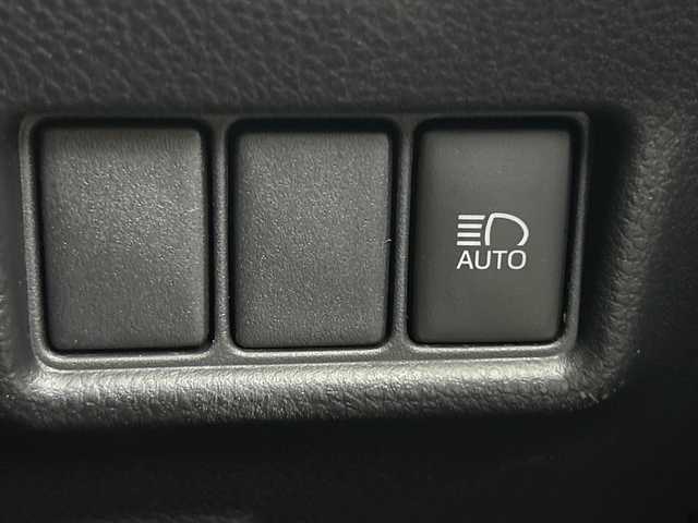 トヨタ Ｃ－ＨＲ G 愛知県 2020(令2)年 3.6万km ホワイトパールクリスタルシャイン 純正8型ディスプレイオーディオ/（Bluetooth/USB）/バックカメラ/トヨタセーフティセンス/・プリクラッシュセーフティ/・オートマチックハイビーム/・ロードサインアシスト/・レーダークルーズコントロール/・レーンディパーチャーアラート/・先行車発進告知/ブラインドスポットモニター/クリアランスソナー/純正ビルトインETC/前後ドライブレコーダー【ZDR-015】/ハーフレザーシート/前席シートヒーター/純正18インチアルミホイール/スマートキー/スペアキー有/LEDヘッドライト/フォグライト/オートライト/電子パーキング/オートブレーキホールド/革巻きステアリング/ステアリングスイッチ/電動格納ミラー/純正フロアマット