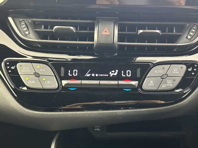 トヨタ Ｃ－ＨＲ G 愛知県 2020(令2)年 3.6万km ホワイトパールクリスタルシャイン 純正8型ディスプレイオーディオ/（Bluetooth/USB）/バックカメラ/トヨタセーフティセンス/・プリクラッシュセーフティ/・オートマチックハイビーム/・ロードサインアシスト/・レーダークルーズコントロール/・レーンディパーチャーアラート/・先行車発進告知/ブラインドスポットモニター/クリアランスソナー/純正ビルトインETC/前後ドライブレコーダー【ZDR-015】/ハーフレザーシート/前席シートヒーター/純正18インチアルミホイール/スマートキー/スペアキー有/LEDヘッドライト/フォグライト/オートライト/電子パーキング/オートブレーキホールド/革巻きステアリング/ステアリングスイッチ/電動格納ミラー/純正フロアマット