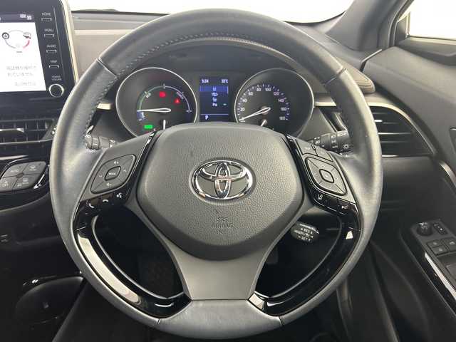 トヨタ Ｃ－ＨＲ G 愛知県 2020(令2)年 3.6万km ホワイトパールクリスタルシャイン 純正8型ディスプレイオーディオ/（Bluetooth/USB）/バックカメラ/トヨタセーフティセンス/・プリクラッシュセーフティ/・オートマチックハイビーム/・ロードサインアシスト/・レーダークルーズコントロール/・レーンディパーチャーアラート/・先行車発進告知/ブラインドスポットモニター/クリアランスソナー/純正ビルトインETC/前後ドライブレコーダー【ZDR-015】/ハーフレザーシート/前席シートヒーター/純正18インチアルミホイール/スマートキー/スペアキー有/LEDヘッドライト/フォグライト/オートライト/電子パーキング/オートブレーキホールド/革巻きステアリング/ステアリングスイッチ/電動格納ミラー/純正フロアマット