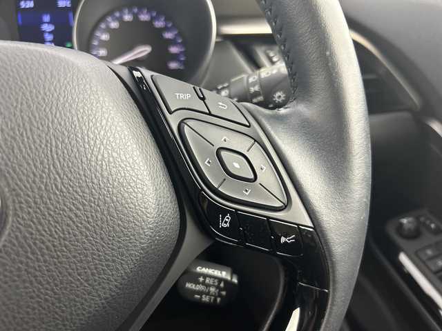 トヨタ Ｃ－ＨＲ G 愛知県 2020(令2)年 3.6万km ホワイトパールクリスタルシャイン 純正8型ディスプレイオーディオ/（Bluetooth/USB）/バックカメラ/トヨタセーフティセンス/・プリクラッシュセーフティ/・オートマチックハイビーム/・ロードサインアシスト/・レーダークルーズコントロール/・レーンディパーチャーアラート/・先行車発進告知/ブラインドスポットモニター/クリアランスソナー/純正ビルトインETC/前後ドライブレコーダー【ZDR-015】/ハーフレザーシート/前席シートヒーター/純正18インチアルミホイール/スマートキー/スペアキー有/LEDヘッドライト/フォグライト/オートライト/電子パーキング/オートブレーキホールド/革巻きステアリング/ステアリングスイッチ/電動格納ミラー/純正フロアマット