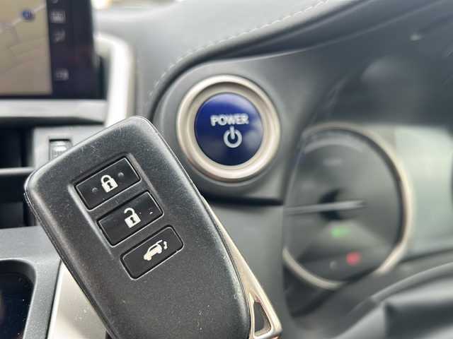 レクサス ＮＸ 300h バージョンL 山口県 2019(令1)年 9.5万km ソニッククォーツ ワンオーナー/純正ナビ/　DVD/CD/SD/MSV/BT/USB/AUX/フルセグTV/全周囲カメラ/赤レザーシート/前席パワーシート/全席シートヒーター/前席エアシート/後席電動収納シート/純正LEDヘッドライト/純正フォグ/オートライト/オートハイビーム/純正18インチアルミホイール/革巻きステアリング/ステアリングスイッチ/ステアリングヒーター/パドルシフト/クルーズコントロール/パワーバックドア/衝突被害軽減ブレーキ/LKA/BSM/横滑り防止/オートパーキングホールド/スマートキー×２/ビルトインETC2.0/純正フロアマット/トノカバー/電動格納ウインカードアミラー(オート機能付き)
