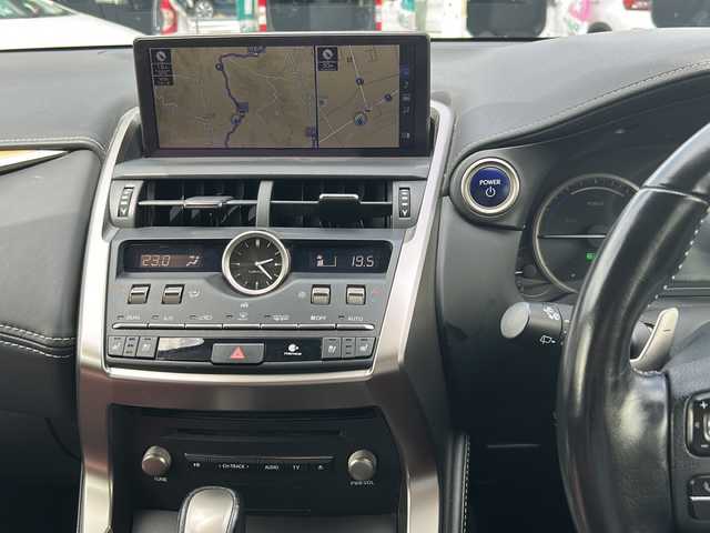 レクサス ＮＸ 300h バージョンL 山口県 2019(令1)年 9.5万km ソニッククォーツ ワンオーナー/純正ナビ/　DVD/CD/SD/MSV/BT/USB/AUX/フルセグTV/全周囲カメラ/赤レザーシート/前席パワーシート/全席シートヒーター/前席エアシート/後席電動収納シート/純正LEDヘッドライト/純正フォグ/オートライト/オートハイビーム/純正18インチアルミホイール/革巻きステアリング/ステアリングスイッチ/ステアリングヒーター/パドルシフト/クルーズコントロール/パワーバックドア/衝突被害軽減ブレーキ/LKA/BSM/横滑り防止/オートパーキングホールド/スマートキー×２/ビルトインETC2.0/純正フロアマット/トノカバー/電動格納ウインカードアミラー(オート機能付き)