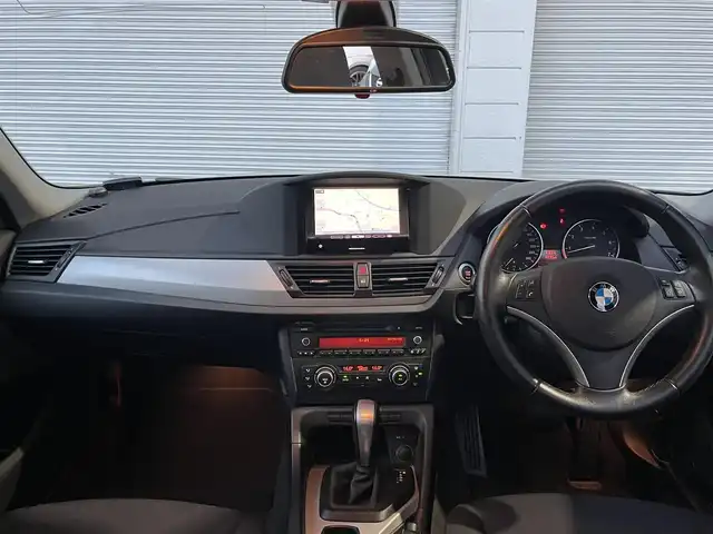 ＢＭＷ Ｘ１ 高知県 2010(平22)年 6.9万km 白 HDDナビ/スマートキー/4WD/MTモード付/AAC/バックカメラ/ミュージックプレイヤー接続/フルセグ/純正アルミホイール/パワーシート/HIDヘッドライト/W+サイドエアバッグ/ABS/盗難防止装置