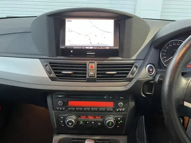 ＢＭＷ Ｘ１ 高知県 2010(平22)年 6.9万km 白 HDDナビ/スマートキー/4WD/MTモード付/AAC/バックカメラ/ミュージックプレイヤー接続/フルセグ/純正アルミホイール/パワーシート/HIDヘッドライト/W+サイドエアバッグ/ABS/盗難防止装置