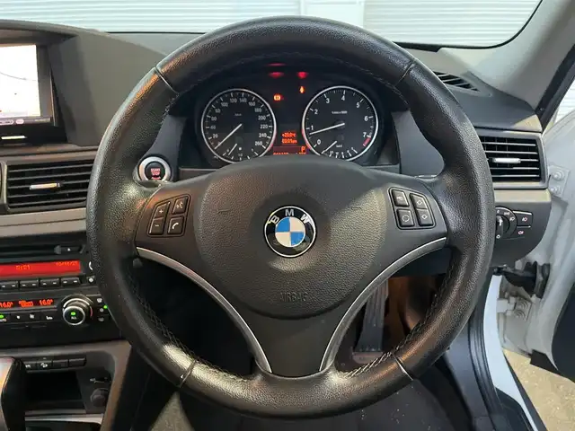 ＢＭＷ Ｘ１ 高知県 2010(平22)年 6.9万km 白 HDDナビ/スマートキー/4WD/MTモード付/AAC/バックカメラ/ミュージックプレイヤー接続/フルセグ/純正アルミホイール/パワーシート/HIDヘッドライト/W+サイドエアバッグ/ABS/盗難防止装置