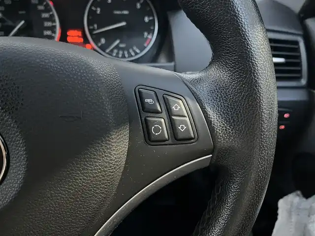 ＢＭＷ Ｘ１ 高知県 2010(平22)年 6.9万km 白 HDDナビ/スマートキー/4WD/MTモード付/AAC/バックカメラ/ミュージックプレイヤー接続/フルセグ/純正アルミホイール/パワーシート/HIDヘッドライト/W+サイドエアバッグ/ABS/盗難防止装置