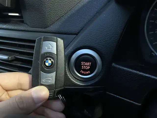 ＢＭＷ Ｘ１ 高知県 2010(平22)年 6.9万km 白 HDDナビ/スマートキー/4WD/MTモード付/AAC/バックカメラ/ミュージックプレイヤー接続/フルセグ/純正アルミホイール/パワーシート/HIDヘッドライト/W+サイドエアバッグ/ABS/盗難防止装置