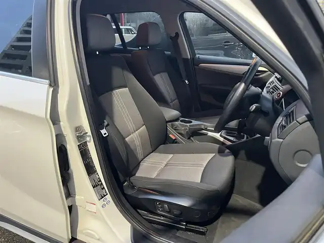 ＢＭＷ Ｘ１ 高知県 2010(平22)年 6.9万km 白 HDDナビ/スマートキー/4WD/MTモード付/AAC/バックカメラ/ミュージックプレイヤー接続/フルセグ/純正アルミホイール/パワーシート/HIDヘッドライト/W+サイドエアバッグ/ABS/盗難防止装置