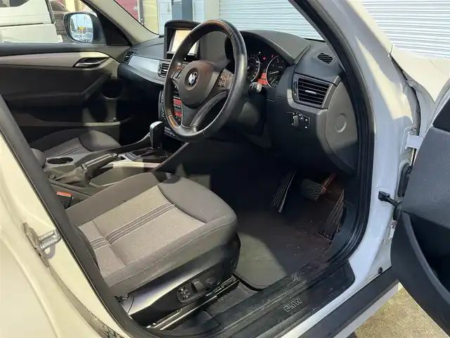 ＢＭＷ Ｘ１ 高知県 2010(平22)年 6.9万km 白 HDDナビ/スマートキー/4WD/MTモード付/AAC/バックカメラ/ミュージックプレイヤー接続/フルセグ/純正アルミホイール/パワーシート/HIDヘッドライト/W+サイドエアバッグ/ABS/盗難防止装置