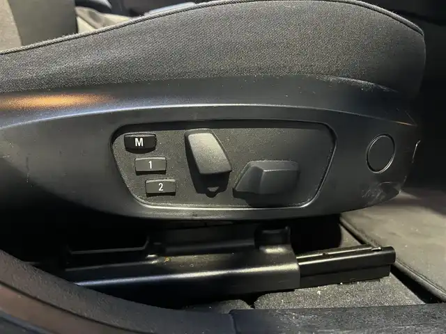 ＢＭＷ Ｘ１ 高知県 2010(平22)年 6.9万km 白 HDDナビ/スマートキー/4WD/MTモード付/AAC/バックカメラ/ミュージックプレイヤー接続/フルセグ/純正アルミホイール/パワーシート/HIDヘッドライト/W+サイドエアバッグ/ABS/盗難防止装置