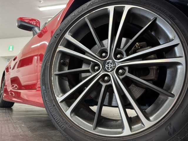 トヨタ ８６ GT リミテッド 三重県 2012(平24)年 2.8万km ライトニングレッド プレミアムガソリン/FR/6F/純正 7インチナビ NSZT-W62G/（AM/FM/CD/DVD/SD/SDREC/TV/DS/Bluetooth）/ETC/モデリスタエアロ（F/S/R）/［TRD］エアロスタビライジングカバー（リヤガラスとトランクドアの間を埋めるパーツ）/ルーフスポイラー［社外品：Grazio&Co.（グラージオ・アンド・シーオー）］/トランクスポイラー［GT Limited標準装備］/安全/・ABS/・VSC（ビークル・スタビリティ・コントロール）/・トラクションコントロール（TRACK機能付）/・ヒルスタートアシスト/・緊急ブレーキシグナル/・SRS 運転席・助手席＋サイド＋カーテンシールドエアバッグ/装備/・ハーフレザーシート（本革×アルカンターラ）/・シートヒーター（D/N）/・左右独立オートエアコン/・コンライト（ヘッドライト自動点灯・自動消灯システム）/・LEDヘッドランプ/・フロント（LED）＆リヤフォグランプ/・電動格納ドアミラー/・パワーステアリング/・パワーウインドウ/・プッシュスタート/・純正17inAW/・スマートキーx2/など