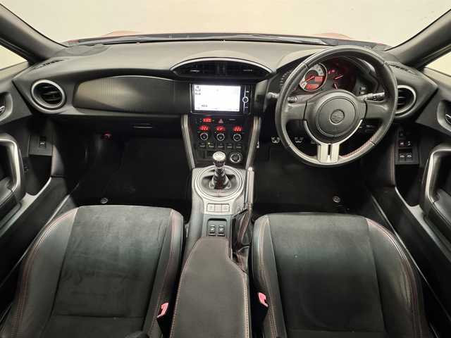 トヨタ ８６ GT リミテッド 三重県 2012(平24)年 2.8万km ライトニングレッド プレミアムガソリン/FR/6F/純正 7インチナビ NSZT-W62G/（AM/FM/CD/DVD/SD/SDREC/TV/DS/Bluetooth）/ETC/モデリスタエアロ（F/S/R）/［TRD］エアロスタビライジングカバー（リヤガラスとトランクドアの間を埋めるパーツ）/ルーフスポイラー［社外品：Grazio&Co.（グラージオ・アンド・シーオー）］/トランクスポイラー［GT Limited標準装備］/安全/・ABS/・VSC（ビークル・スタビリティ・コントロール）/・トラクションコントロール（TRACK機能付）/・ヒルスタートアシスト/・緊急ブレーキシグナル/・SRS 運転席・助手席＋サイド＋カーテンシールドエアバッグ/装備/・ハーフレザーシート（本革×アルカンターラ）/・シートヒーター（D/N）/・左右独立オートエアコン/・コンライト（ヘッドライト自動点灯・自動消灯システム）/・LEDヘッドランプ/・フロント（LED）＆リヤフォグランプ/・電動格納ドアミラー/・パワーステアリング/・パワーウインドウ/・プッシュスタート/・純正17inAW/・スマートキーx2/など