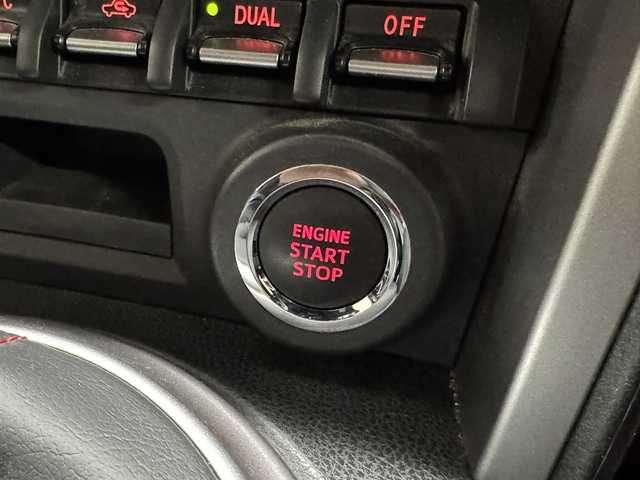 トヨタ ８６ GT リミテッド 三重県 2012(平24)年 2.8万km ライトニングレッド プレミアムガソリン/FR/6F/純正 7インチナビ NSZT-W62G/（AM/FM/CD/DVD/SD/SDREC/TV/DS/Bluetooth）/ETC/モデリスタエアロ（F/S/R）/［TRD］エアロスタビライジングカバー（リヤガラスとトランクドアの間を埋めるパーツ）/ルーフスポイラー［社外品：Grazio&Co.（グラージオ・アンド・シーオー）］/トランクスポイラー［GT Limited標準装備］/安全/・ABS/・VSC（ビークル・スタビリティ・コントロール）/・トラクションコントロール（TRACK機能付）/・ヒルスタートアシスト/・緊急ブレーキシグナル/・SRS 運転席・助手席＋サイド＋カーテンシールドエアバッグ/装備/・ハーフレザーシート（本革×アルカンターラ）/・シートヒーター（D/N）/・左右独立オートエアコン/・コンライト（ヘッドライト自動点灯・自動消灯システム）/・LEDヘッドランプ/・フロント（LED）＆リヤフォグランプ/・電動格納ドアミラー/・パワーステアリング/・パワーウインドウ/・プッシュスタート/・純正17inAW/・スマートキーx2/など